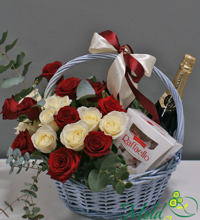 Coș cu trandafiri roșii și albi cu Raffaello și Șampanie Cricova Prestige alb brut foto 394x433